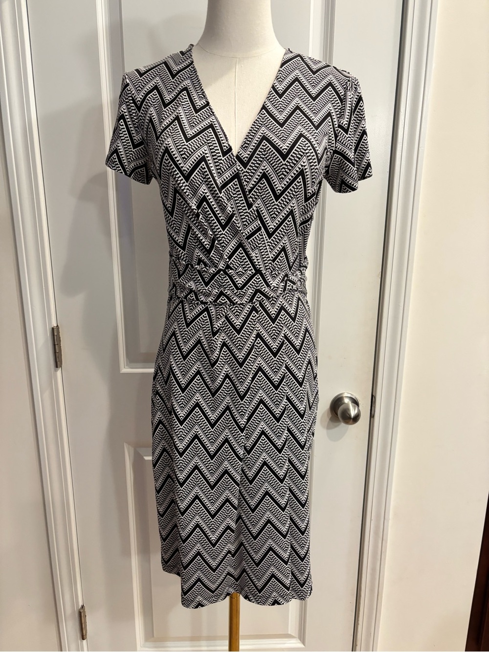 Talbots Women's XS Black/White Chevron Knit Stretch V-Neck Pencil Dress